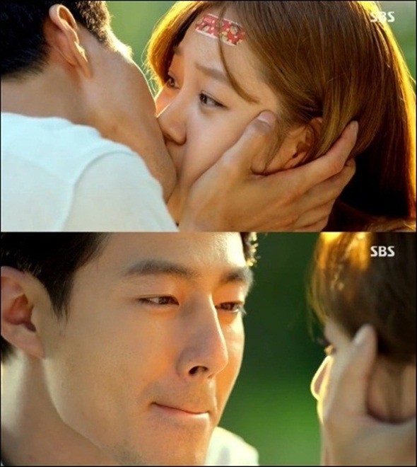 
6. Nụ hôn đá bào trong It’s Okay, That’s Love: Ji Hae Soo (Gong Hyo Jin) đã rất vui vẻ khi kể cho Jang Jae Yeol (Jo In Sung) về nụ hôn đầu tiên của Park Soo Kwang (Lee Kwang Soo). Vừa cười cô nàng vừa xúc một thìa đá bào và cho vào miệng. Đúng lúc đó, Jae Yeol bất ngờ hôn và “đánh cắp” một ít đá bào từ trong miệng Hae Soo.
