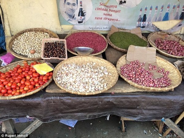
Trong các ngôi chợ cũng có khu vực dành riêng cho các loại gia vị, rau, hoa quả tươi và hương liệu dùng để chế biến thịt chó.
