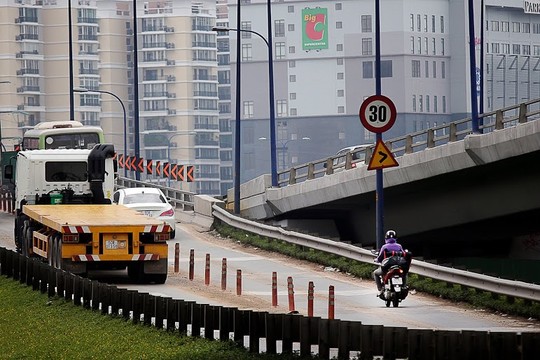 Trên cầu vượt Cát Lái còn có những khúc cua gấp và đông đúc xe tải, xe máy di chuyển trên này dễ gây tai nạn giao thông