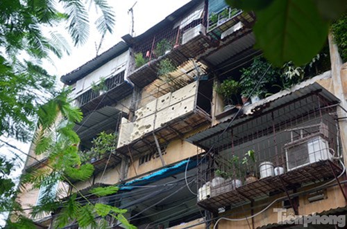 
Khu nhà A7 nằm trên phố Nguyễn Chính (phường Tân Mai, quận Hoàng Mai, TP Hà Nội), cao 5 tầng với gần 50 hộ dân sinh sống cũng đang trong tình trạng xuống cấp nghiêm trọng. Bên cạnh đó, nhiều chuồng cọp tại khu tập thể này cũng mọc lên từ lâu do người dân cơi nới ra ngoài.
