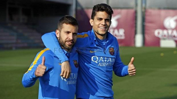 Jordi Alba tỏ ra khá thoải mái trong chuyến làm khách đến Mestalla.