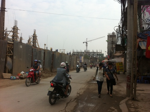 Theo quan sát phố Triều Khúc là con phố khá nhỏ, mặt đường chỉ rộng khoảng 5 mét, vỉa hè nhỏ.