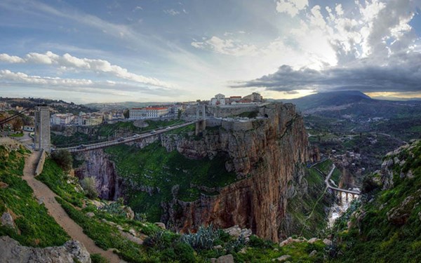 Cây cầu treo Sidi-MCid dài 168m nằm ở thành phố Constantine- thành phố của những cây cầu- ở Algeria. (ảnh: Flickr).