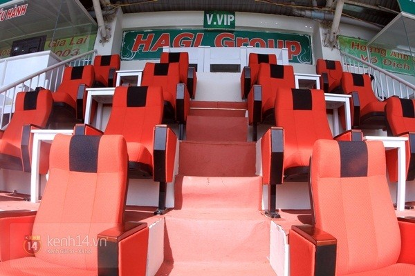 Hàng ghế VIP cho các quan khách theo dõi trận đấu.