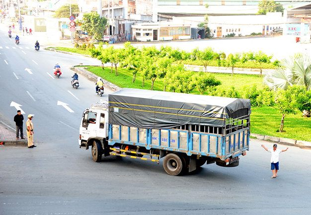 Ngày đầu cấm xe có tải trọng trên 5 tấn lưu thông vào quóc lộ 1 từ nút giao Bình Thuận đến giao lộ quốc lộ 1 với đường DT835 vào giờ cao điểm - Ảnh: Hữu Khoa