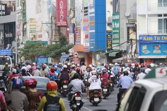 Tình trạng kẹt xe ở xa lộ Hà Nội làm hàng ngàn xe máy đổ dồn về ngã tư Hàng Xanh khiến cho tình trạng giao thông ở khu vực này quá tải