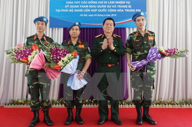 Chia tay 3 sĩ quan Việt Nam lên đường làm nhiệm vụ tại Phái bộ Gìn giữ Hòa bình Liên hợp quốc, tháng 4/2015. Ảnh: TTXVN