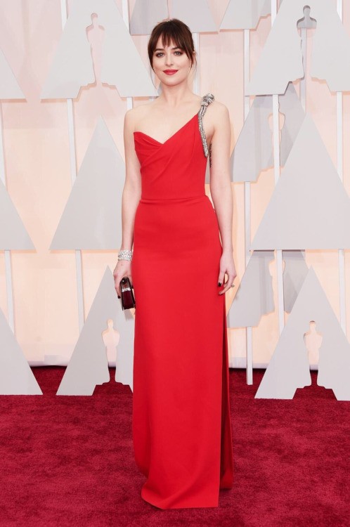 Trong chiếc váy hàng hiệu của hãng Yves Saint Laurent, người đẹp của 50 sắc thái thu hút mọi ánh nhìn khi xuất hiện trên thảm đỏ Oscar 2015.