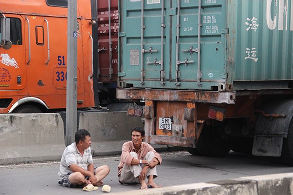 va cham tren cau phu my tai xe tranh thu ngu trua