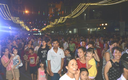 Hang ngan nguoi chen chan kham pha “pho di bo vung bien“