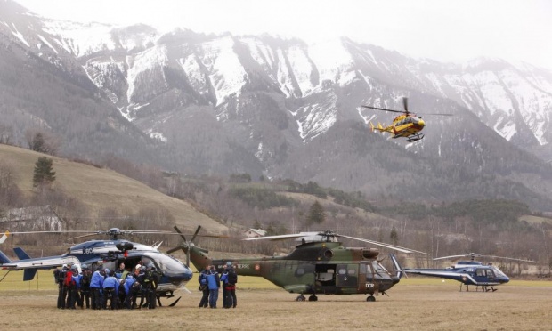 Lực lượng cứu hộ tại gần hiện trường vụ rơi máy bay Germanwings. Ảnh: Patrick Aventurier/Getty Images