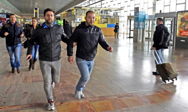 Một cảnh sát hộ tống thân nhân nạn nhân chuyến bay U49525 của Germanwings tại sân bay El Prat, Barcelona. Ảnh: AFP.