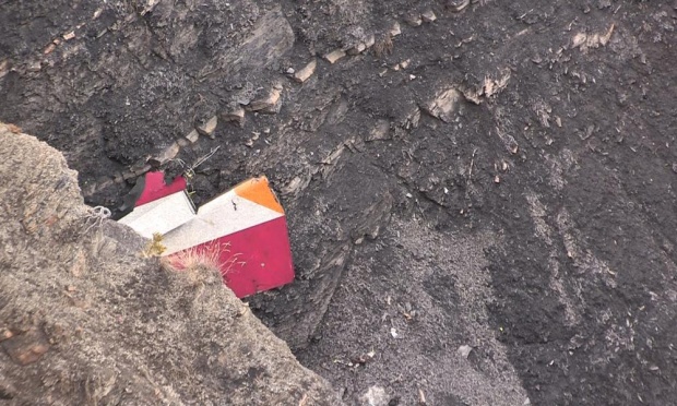 Một mảnh vỡ từ chiếc máy bay bị rơi của hãng Germanwings.