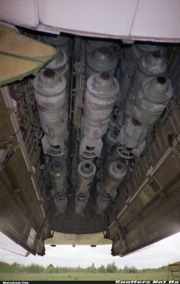 
Khoang bom chứa 33 quả bom OFAB-250-270
