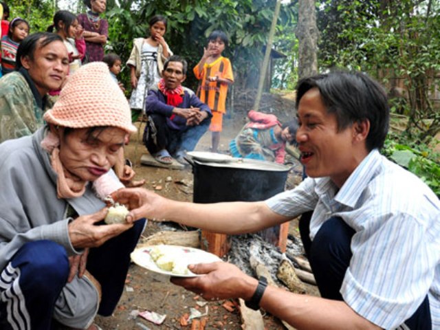 Người rừng Hồ Văn Lang (trái) và cha là người rừng Hồ Văn Thanh. (Ảnh: Đức Hoàng/ Gia đình & Xã hội)