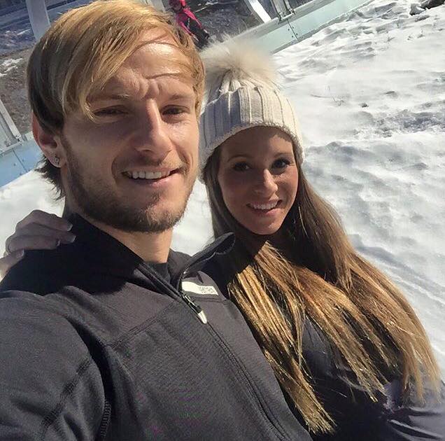 
Trước đó hai vợ chồng anh đã tham gia một buổi đi chơi, trượt tuyết trong kì nghỉ này.
