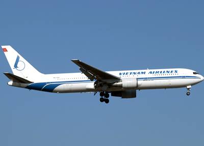 Hình ảnh máy bay sơn trắng có logo con cò của Vietnam Airlines ngày xưa.