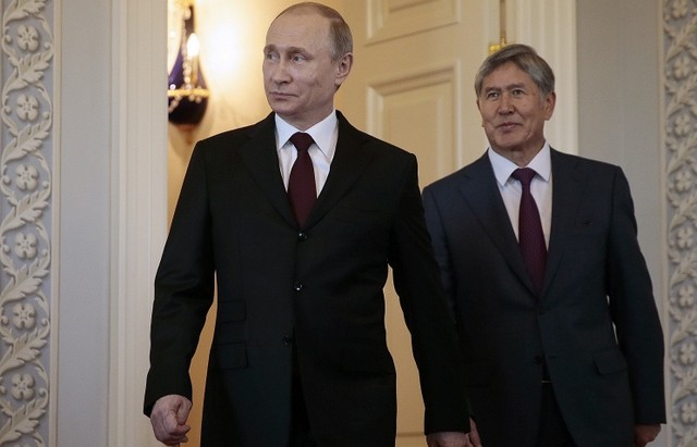 Ông Putin song hành cùng Tổng thống Kyrgyzstan Almazbek Atambayev trong cuộc gặp ngày 16/3 tại Saint Petersburg. Ảnh: TASS