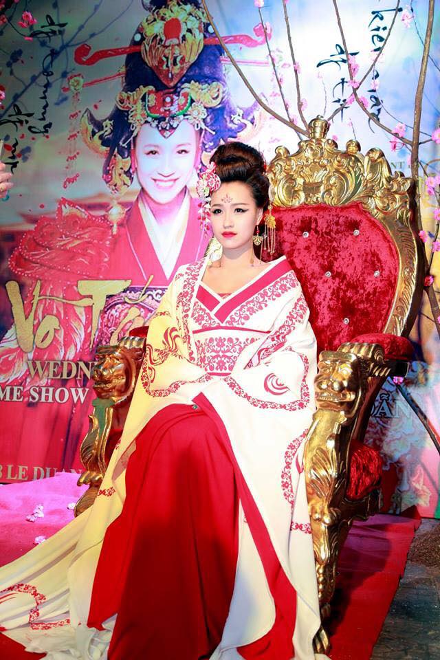 DJ Tít trong tạo hình nàng Võ Tắc Thiên xinh đẹp và quyền lực.