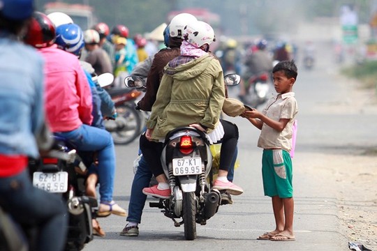 Hầu hết các cái bang nhí này đều không biết tiếng Việt, chỉ ú ớ và ngửa nón xin tiền người đi đường