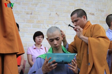 Người xuất gia tay bưng chậu tóc, một lòng hướng về đạo Phật.