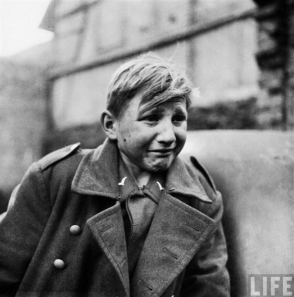 
Đôi mắt sợ hãi- Chàng lính 15 tuổi người Đức Hans Georg Henke bị bắt gặp đang khóc nức nở sau khi bị lính Mỹ bắt giữ tại Renchtenbanch, Đức trong năm 1945. Cậu bé tham gia lực lượng không quân Đức Luftwaffe để nuôi sống bản thân sau khi bố mẹ qua đời.
