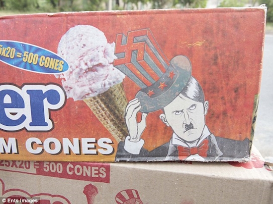 
Ấn Độ là nơi mà đến Hitler cũng mang lại niềm vui cho con trẻ. Thôi nào, ai mà chả thích ăn kem?
