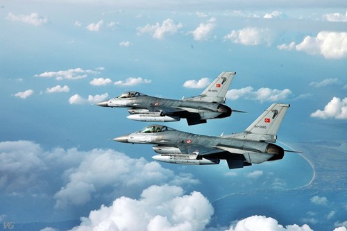 
Các mấu cứng dưới cánh của F-16 có thể được gắn các loại bom và tên lửa khác nhau, từ không đối đất để thực hiện nhiệm vụ không kích, cho tới tên lửa không đối không để thể hiện vai trò đánh chặn, không chiến.
