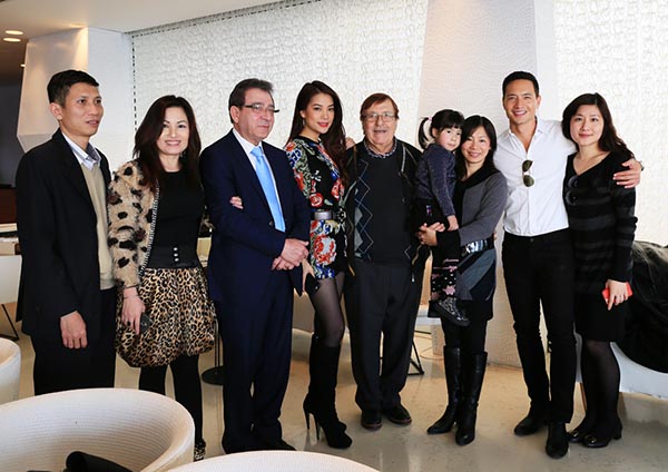Trương Ngọc Ánh, Kim Lý chụp hình kỉ niệm với các vị lãnh đạo địa phương và các doanh nhân nổi tiếng.