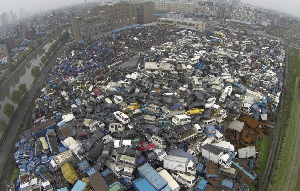 Các phương tiện bỏ đi được chất đống tại một bãi đỗ xe ở thành phố Hàng Châu, Trung Quốc.