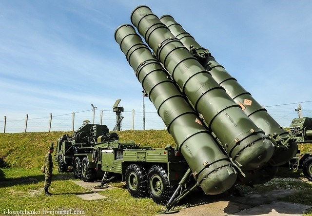 S-400 được thiết kế để phóng tên lửa theo chiều thẳng đứng, tương tự như hệ thống S-300. Sau khi phóng tên lửa bay theo hướng nghiêng phía mục tiêu định tiêu diệt, như vậy có thể đáp trả các đòn tấn công tập kích đường không của địch trên mọi hướng.