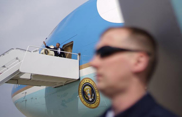 Tổng thống Mỹ Barack Obama trên chiếc chuyên cơ Air Force One tại căn cứ không quân Andrews ở Maryland.