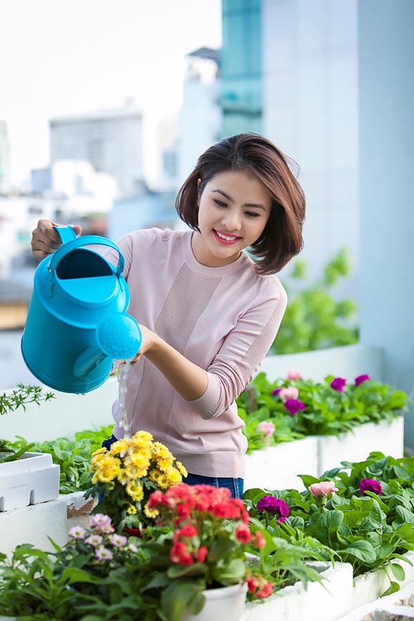 Những ngày không theo đoàn làm phim, cô thường ở nhà để chăm sóc cây cối ở khu vườn trong gia đình.