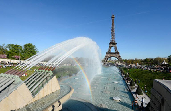 Đài phun nước ở Jardins du Trocadero (Trocadero Gardens) gần tháp Eiffel ở Paris, Pháp.