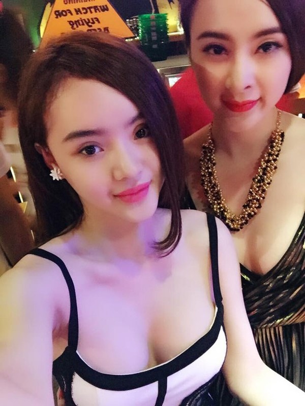 Không chỉ khi tham dự sự kiện, mà ở những khoảng khắc đời thường, phong cách sexy kiểu hơi lố của Phương Trang cũng khiến người khác hết hồn.