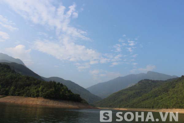 Đường vào đảo nằm lọt thỏm được ngăn cách bởi hồ Xạ Hương.