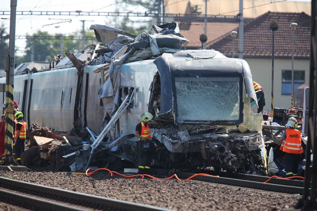 Hiện trường vụ va chạm một chiếc xe tải va chạm và tàu hỏa ở Studenka, CH Czech, khiến 2 người thiệt mạng và 20 người bị thương.