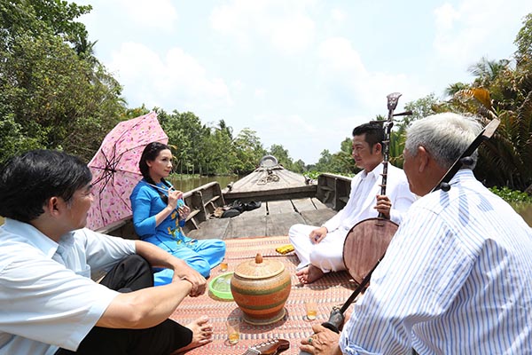 Tuy nhiên, bằng sự cố gắng, nỗ lực, cô đã hoàn thành vai diễn đúng theo yêu cầu của cả ê kíp làm phim.