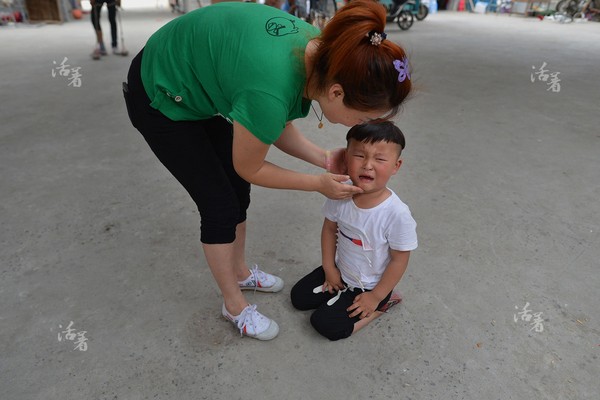 
Nhiều học viên nhỏ tuổi không chịu nổi cường độ luyện tập căng thẳng với một loạt các động tác khó.
