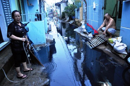 Nhiều người lo ngại nước bẩn ngập liên tục dễ phát sinh dịch bệnh