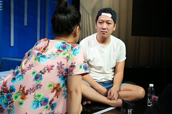 Để hạn chế những phát sinh, sự cố trong lần đầu làm liveshow, danh hài gốc Quảng Nam chăm chú nghe đồng nghiệp chia sẻ những kinh nghiệm quý báu.