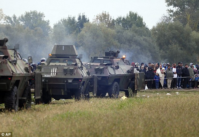 Cảnh sát chống bạo động Slovenia sử dụng xe bọc thép để chặn người di cư tại biên giới với Croatia.