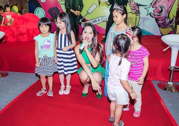 Trong lúc đang hát, nhiều em nhỏ đã lao lên sân khấu để chung vui, biểu diễn cùng Hương Giang. 