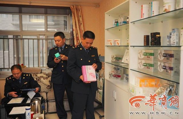 
Đoàn thanh tra địa phương kiểm tra tiệm mát-xa hoạt động chui tại thành phố Tây An - địa điểm bà Vương trải nghiệm dịch vụ.
