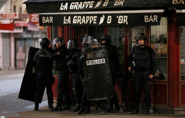 Cảnh sát Pháp vây bắt các nghi phạm bên trong căn hộ ở Saint-Denis, ngoại ô thành phố Paris.