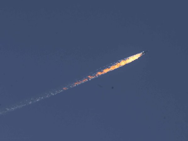 
Máy bay quân sự Nga bị các chiến đấu cơ F-16 của Thổ Nhĩ Kỳ bắn hạ bốc cháy như một quả cầu lửa trước khi rơi xuống một ngôi làng ở Syria.
