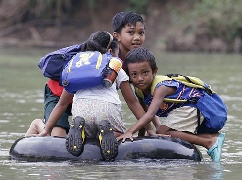 
Ở Rizal, Philippines, học sinh phải dùng một chiếc phao to làm phương tiện vượt sông khi đi học
