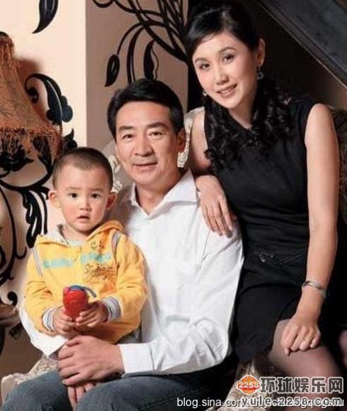 Năm 2007, Khấu Chấn Hải kết hôn với diễn viên Lý Đình, ông là người chồng tốt hiếm có của làng giải trí