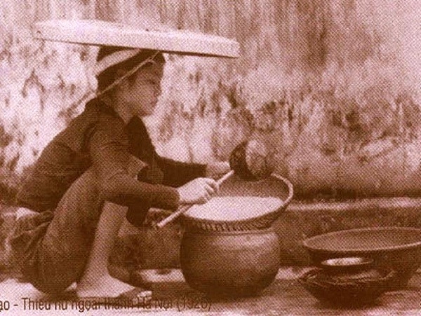 Thiếu nữ vo gạo để làm bánh chưng Tết.