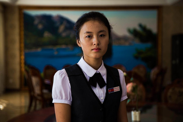Nữ nhân viên khách sạn với khuôn mặt xinh đẹp dù hầu như không trang điểm